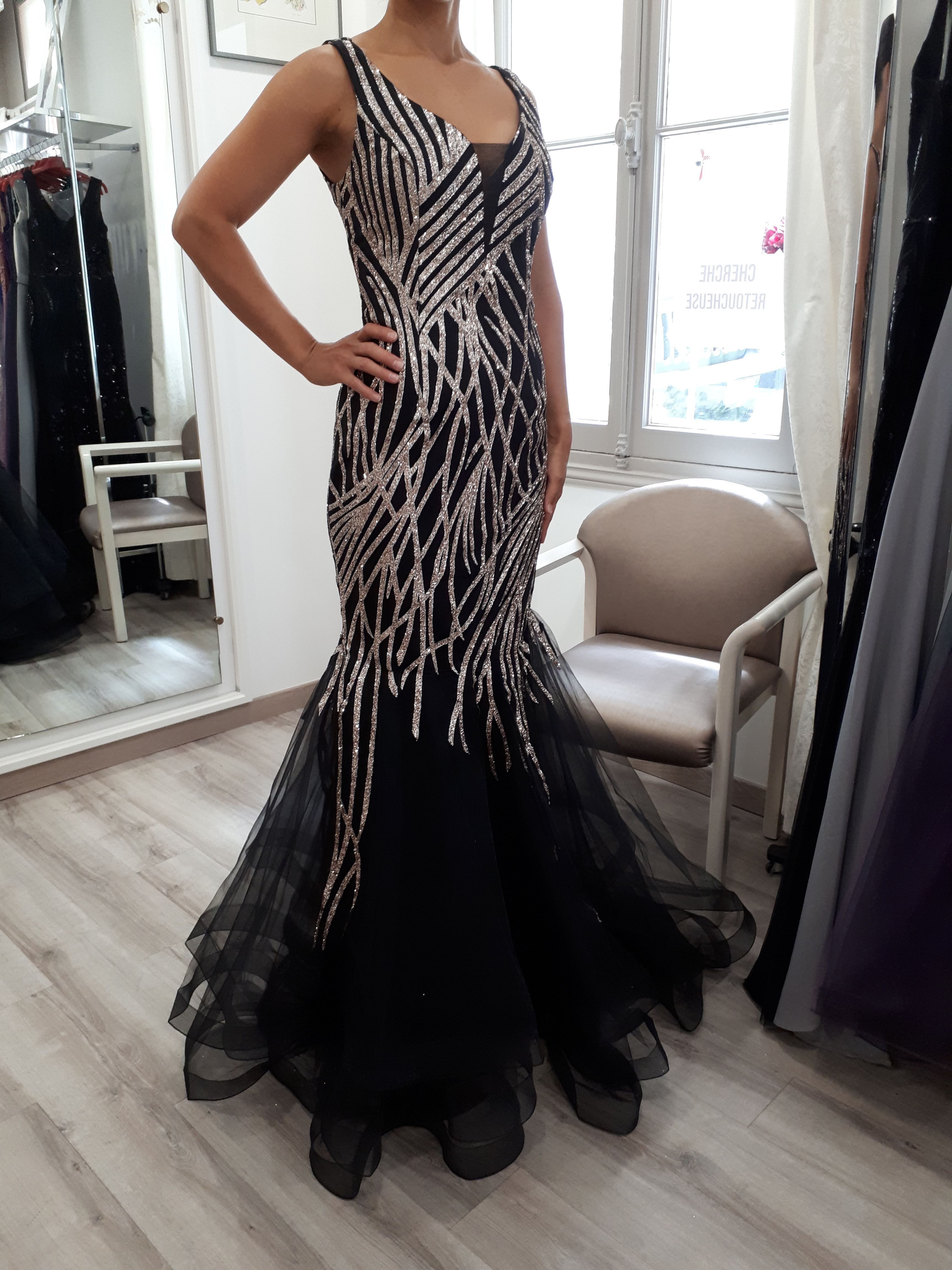 Robe noire et dorée Sublime robe sirène avec un dessin doré à paillettes. Parfaite pour les grandes occasions ! 450 euros.