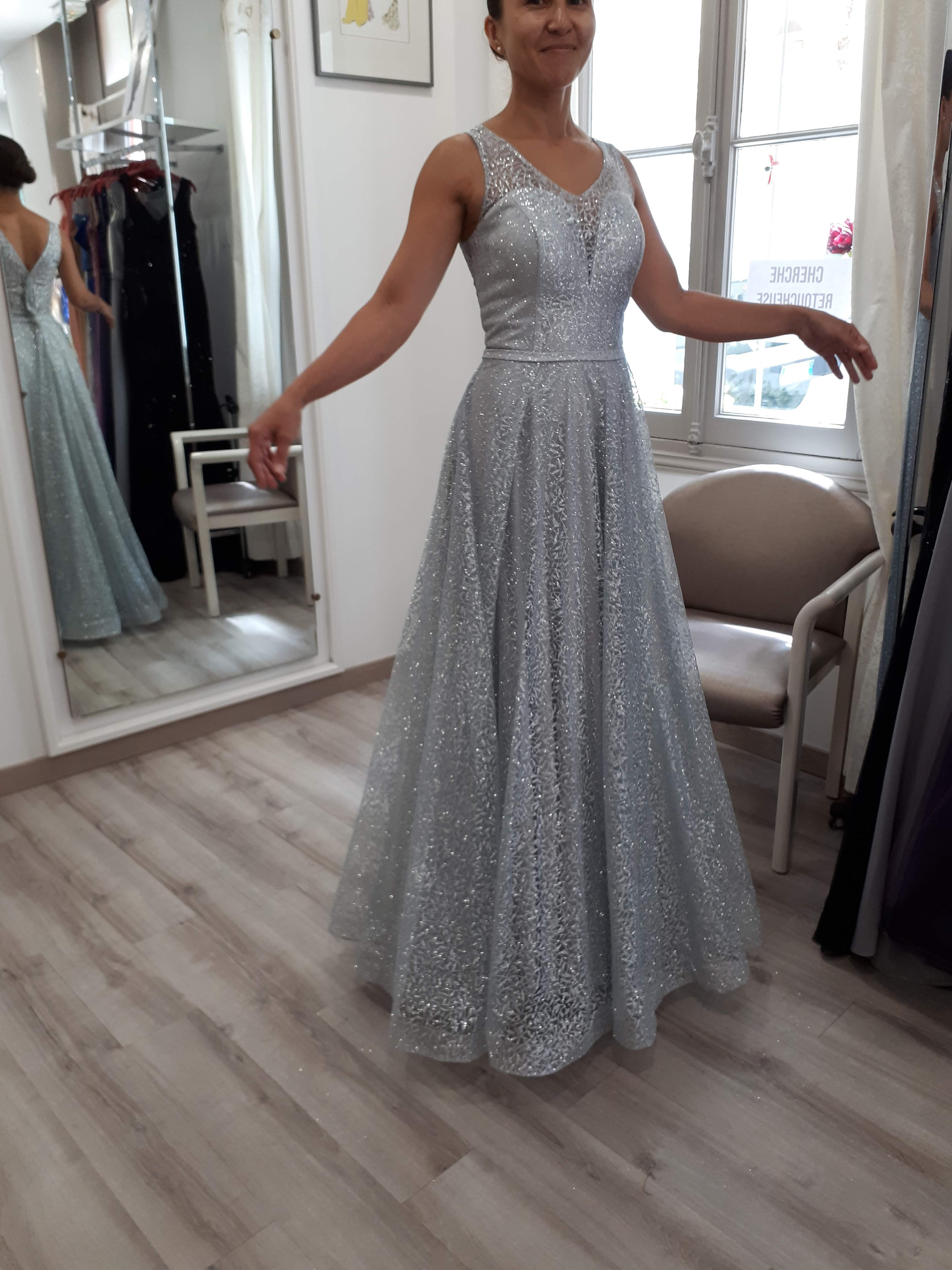 Robe argentée Robe argentée à paillettes. Taille marquée. 350 euros