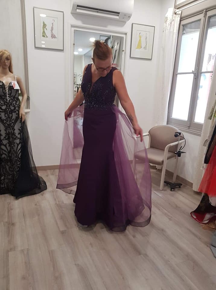 Robe violette (2) Robe violette avec un voile repositionnable sur les épaules qui lui donne tout son charme et son élégance. 350 euros