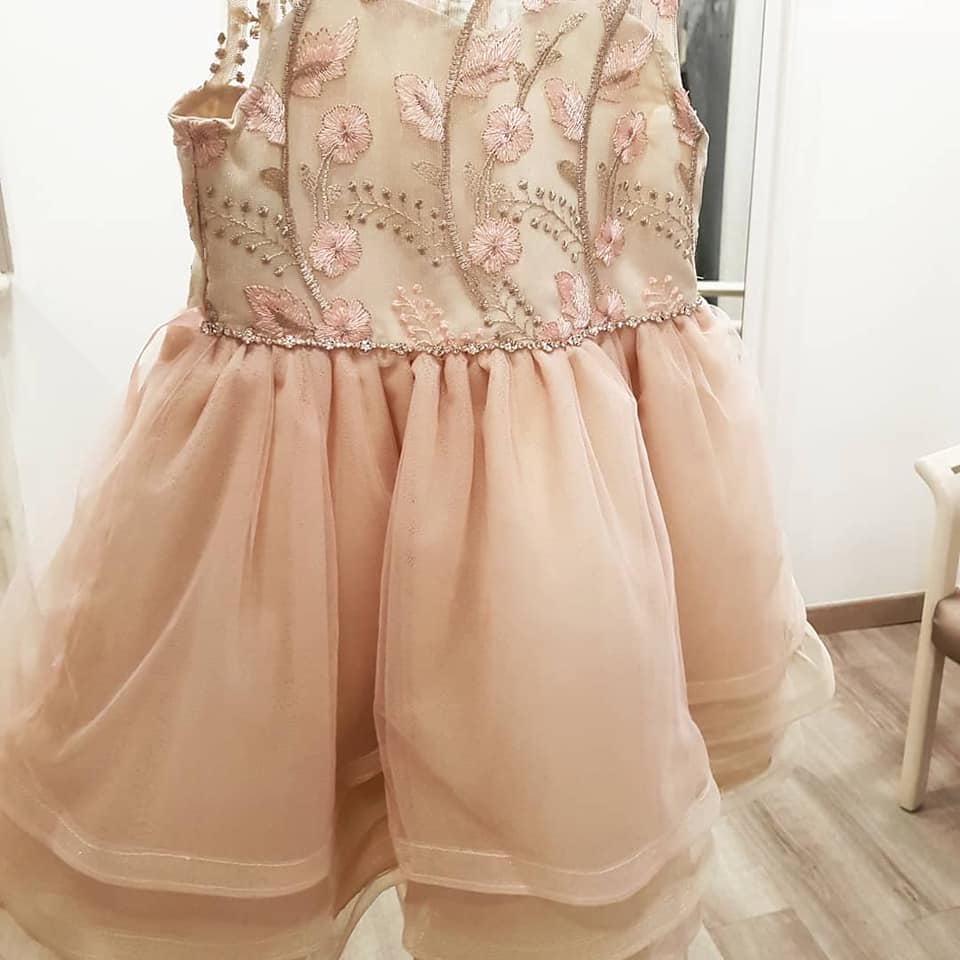 Robe rose Robe rose Enfant avec détails en dentelle, perles et plumes. 450 euros