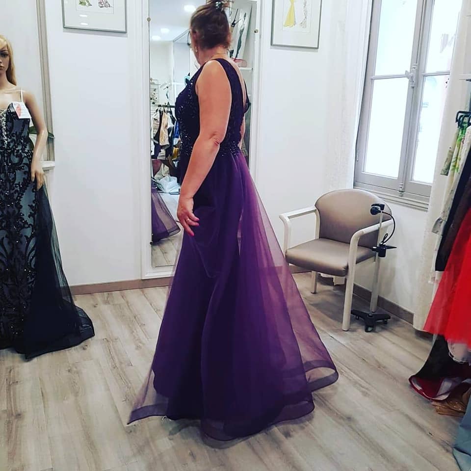Robe violette (2) Robe violette avec un voile repositionnable sur les épaules qui lui donne tout son charme et son élégance. 350 euros
