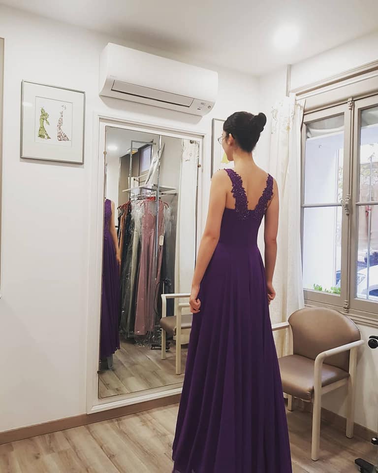 Robe violette Robe violette avec buste, dos et bretelles en dentelle. Fluide et agréable à porter. 300 euros